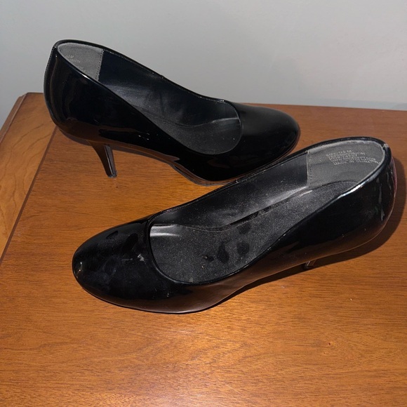 Chelsea Moreland Black Heels - Picture 2 of 6